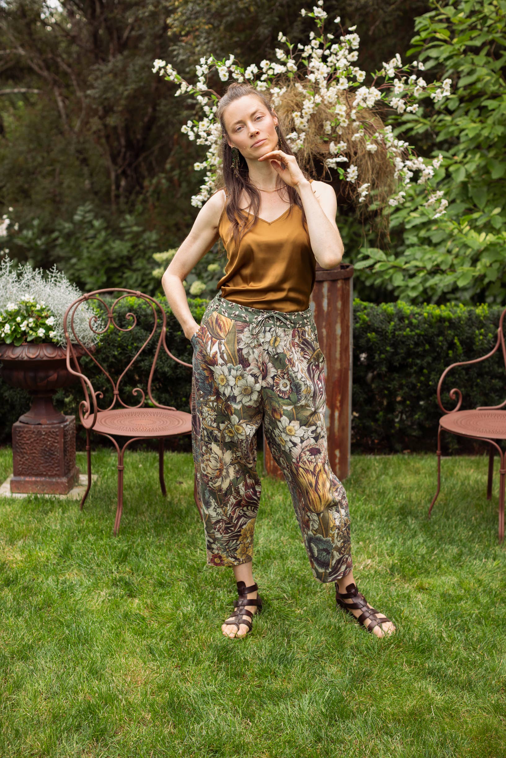 Love Grows Wild Linen Cropped Artist Pant w/ Bees & Flowers