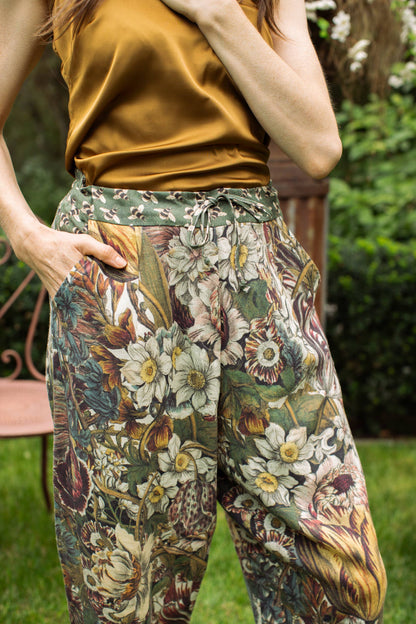 Love Grows Wild Linen Cropped Artist Pant w/ Bees & Flowers