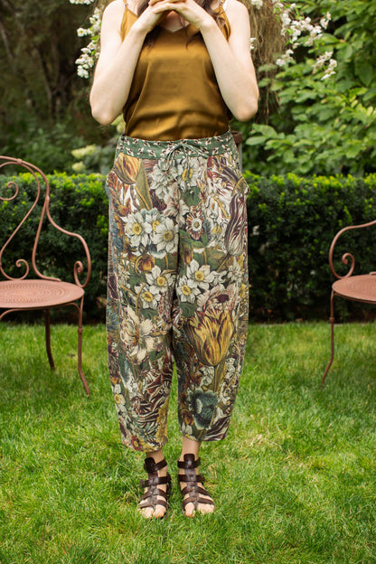 Love Grows Wild Linen Cropped Artist Pant w/ Bees & Flowers