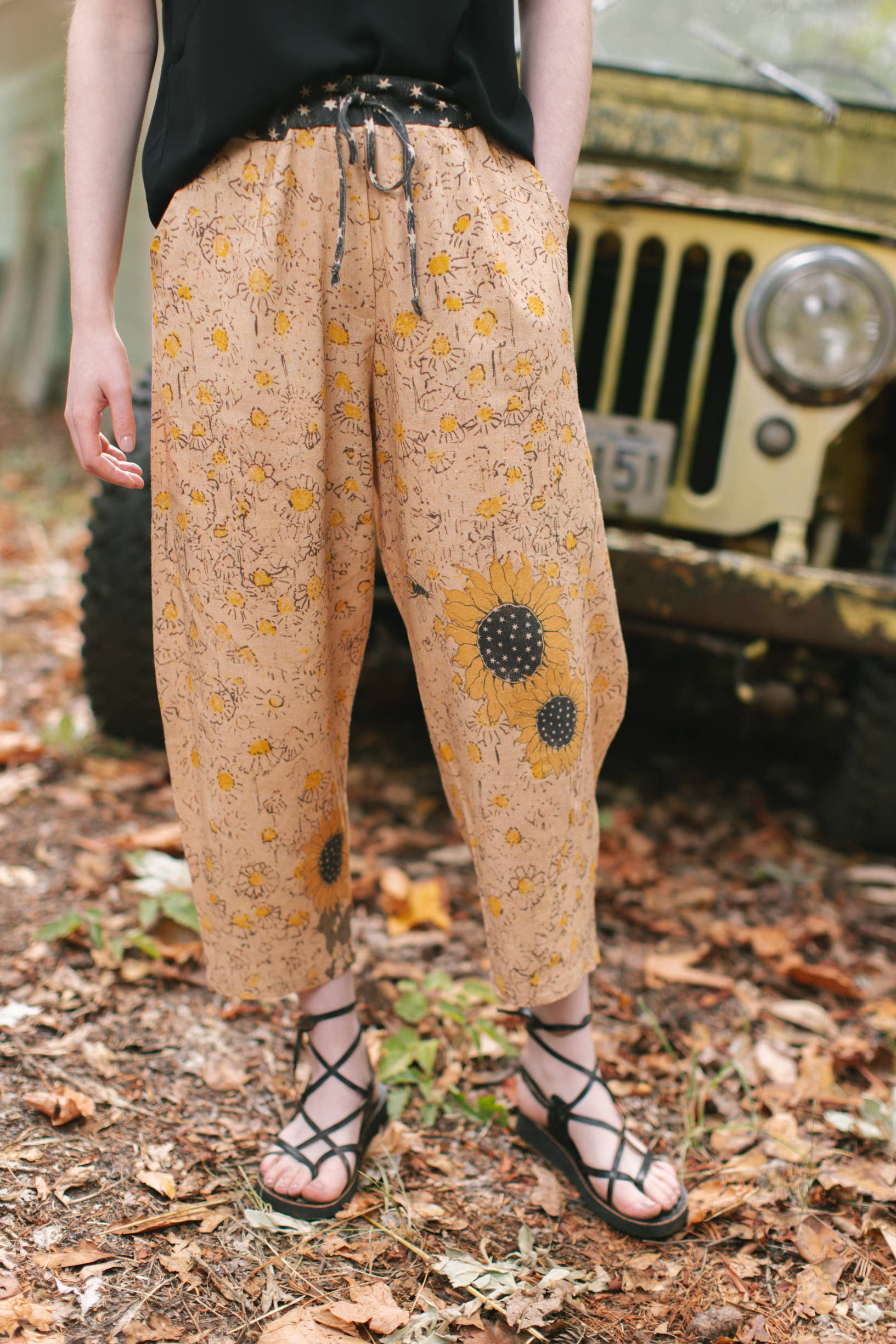 Milk & Honey Linen Cropped Artist Pant w/ Bee, Sunflower